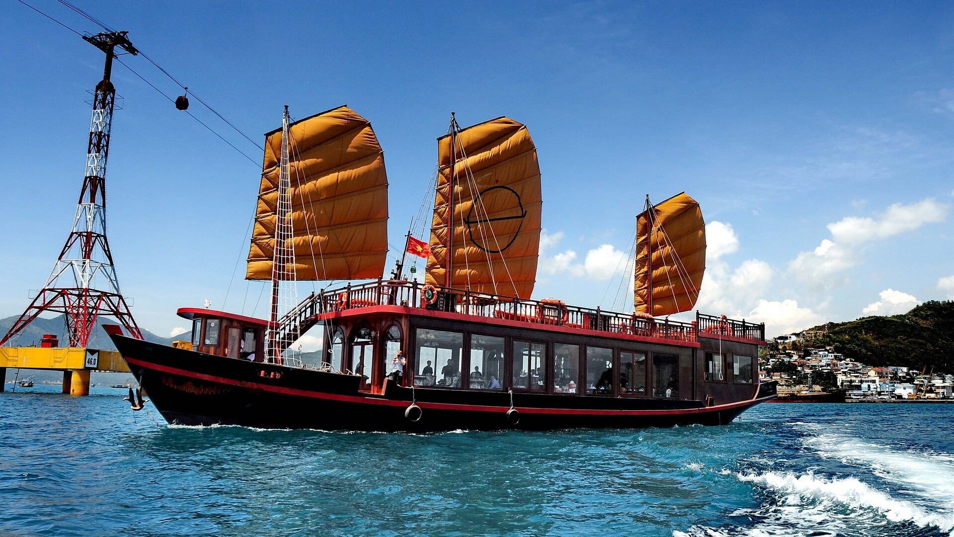 Tour du thuyền Emperor Cruises Nha Trang 1 ngày