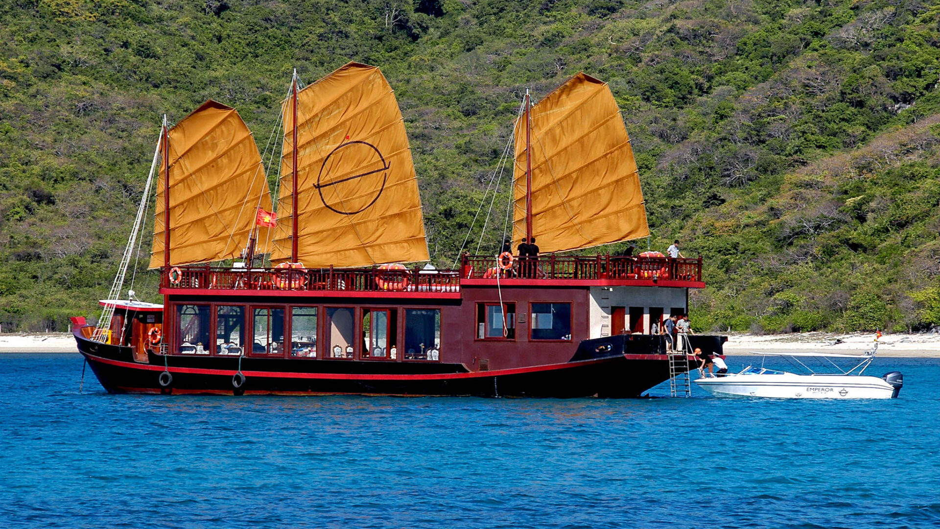 Tour du thuyền Emperor Cruises Nha Trang 1 ngày