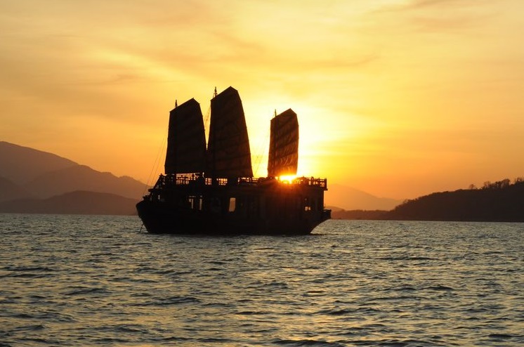 Tour hoàng hôn du thuyền Emperor Cruises Nha Trang