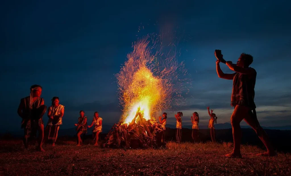 Nghi lễ cầu lửa là phần quan trọng trong chương trình giao lưu cồng chiêng Đà Lạt