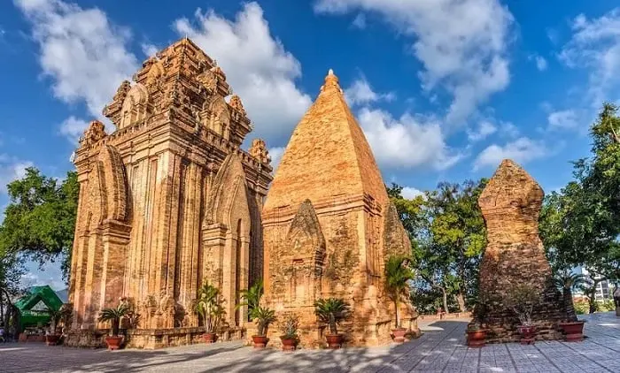 Tháp bà Ponagar điểm checkin không thể bỏ qua