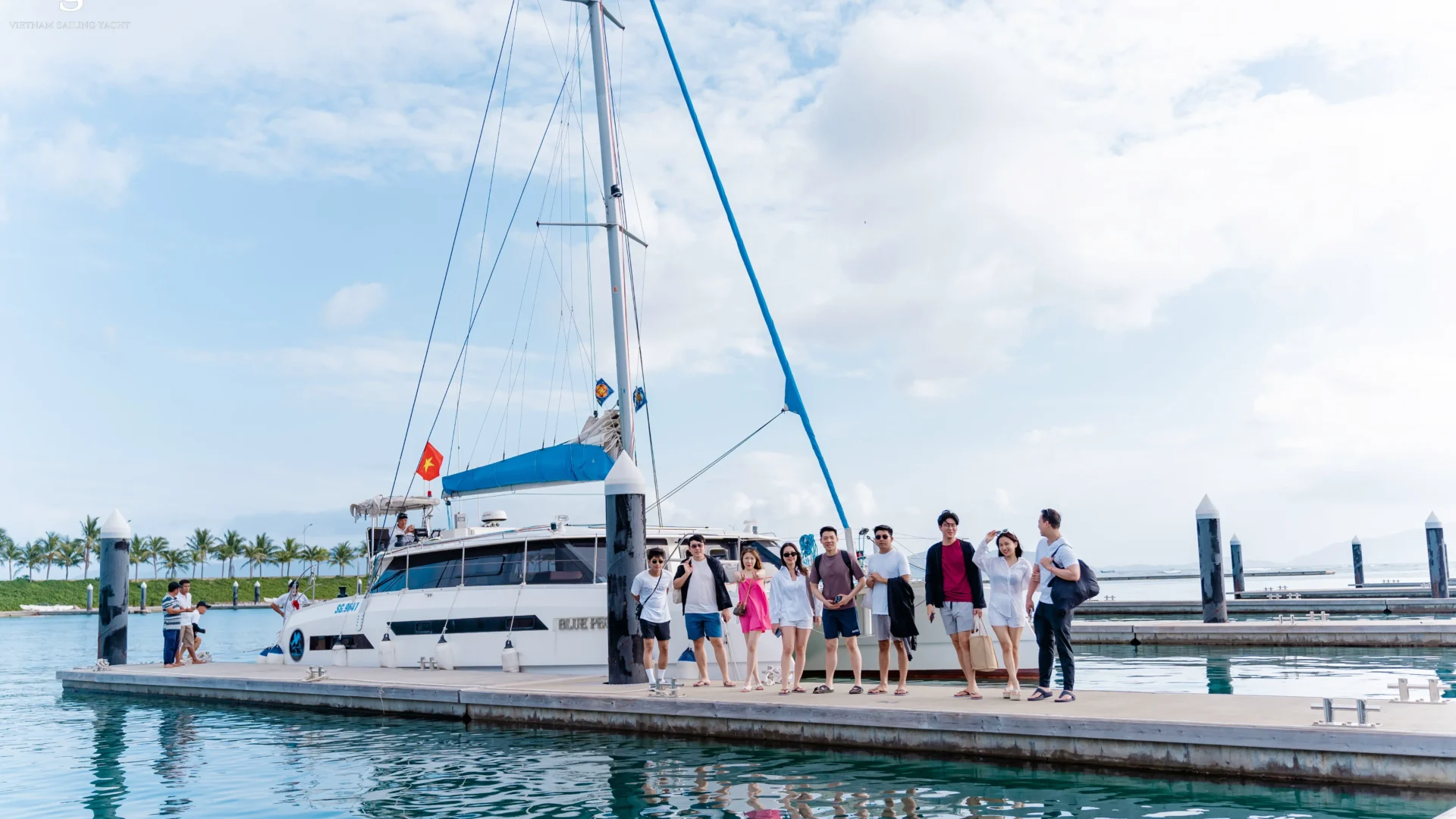 Du Thuyền Blue Catamaran