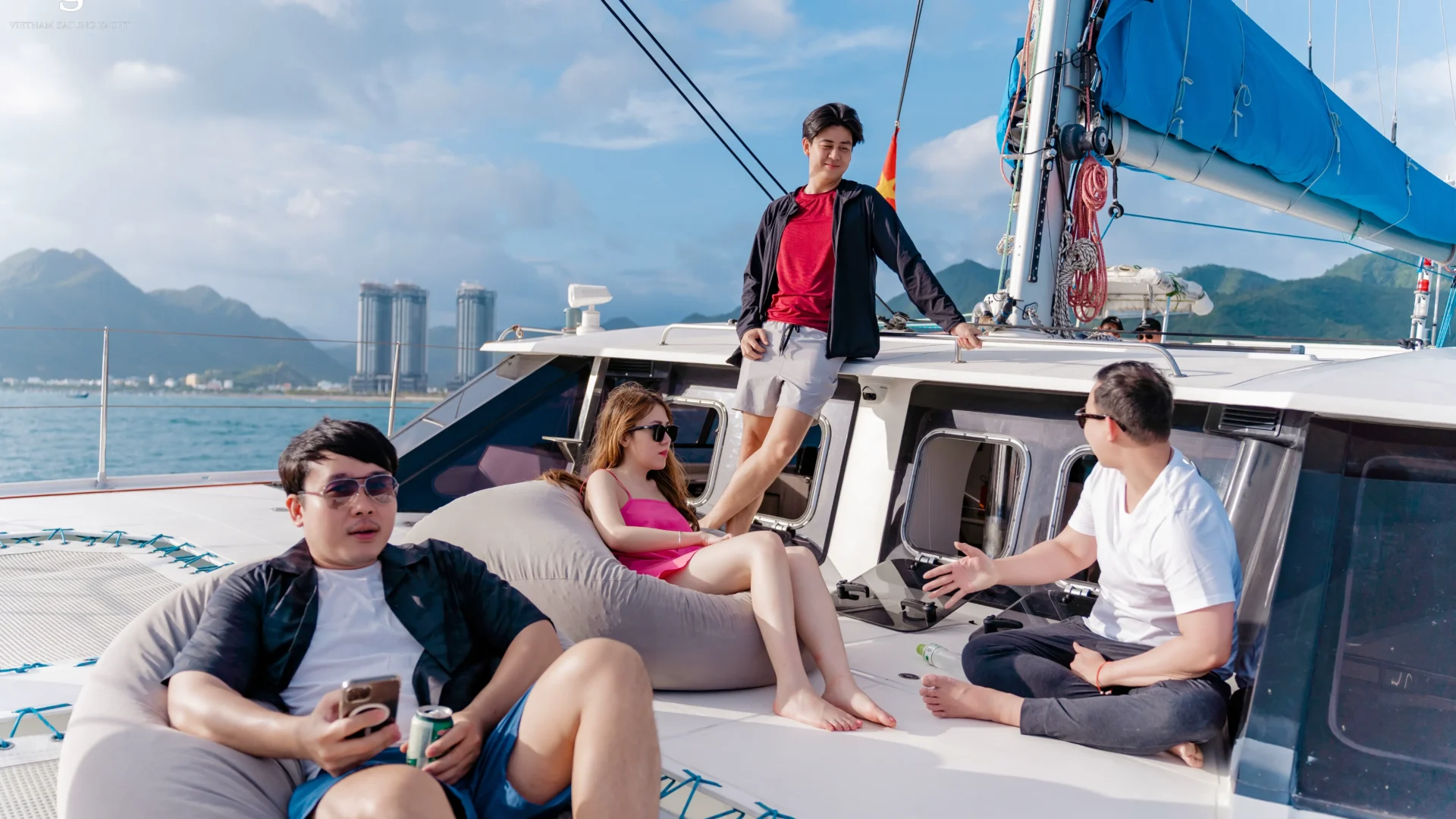 Du Thuyền Blue Catamaran