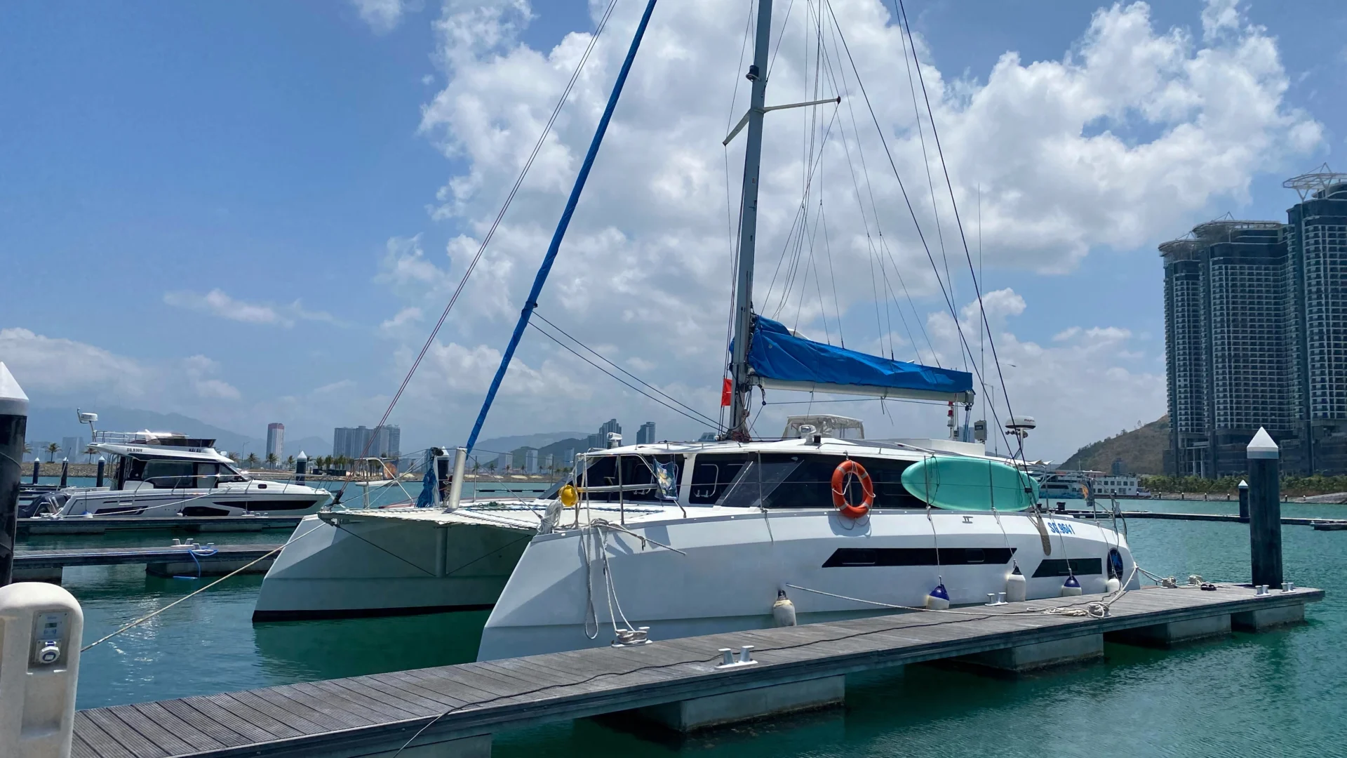 Du Thuyền Blue Catamaran