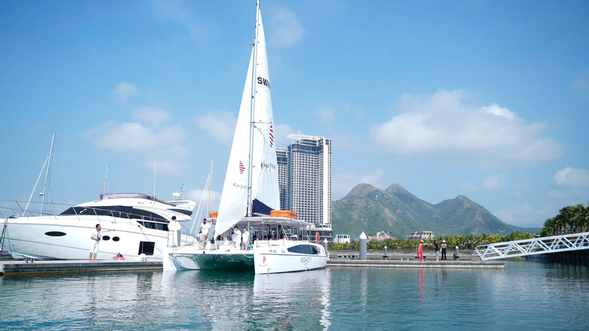 Tour du thuyền Yacht 1 ngày